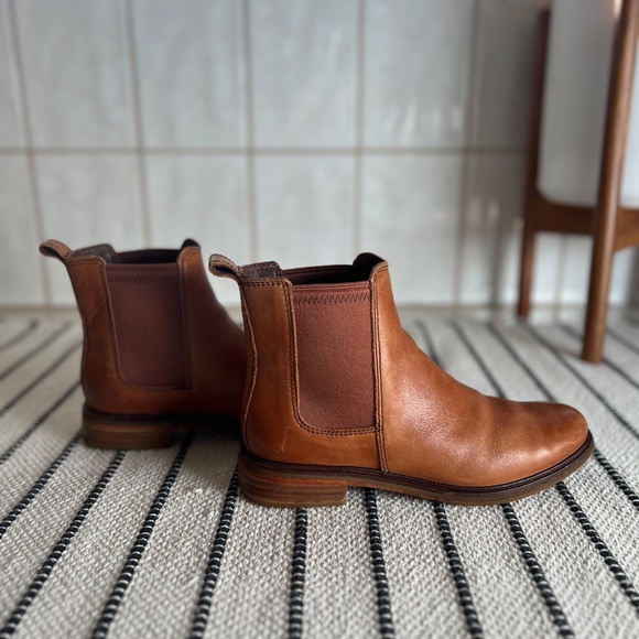 CLARKS Arlo Chelsea Boot in Tan Leather W8.5 - Picture 3 of 9
